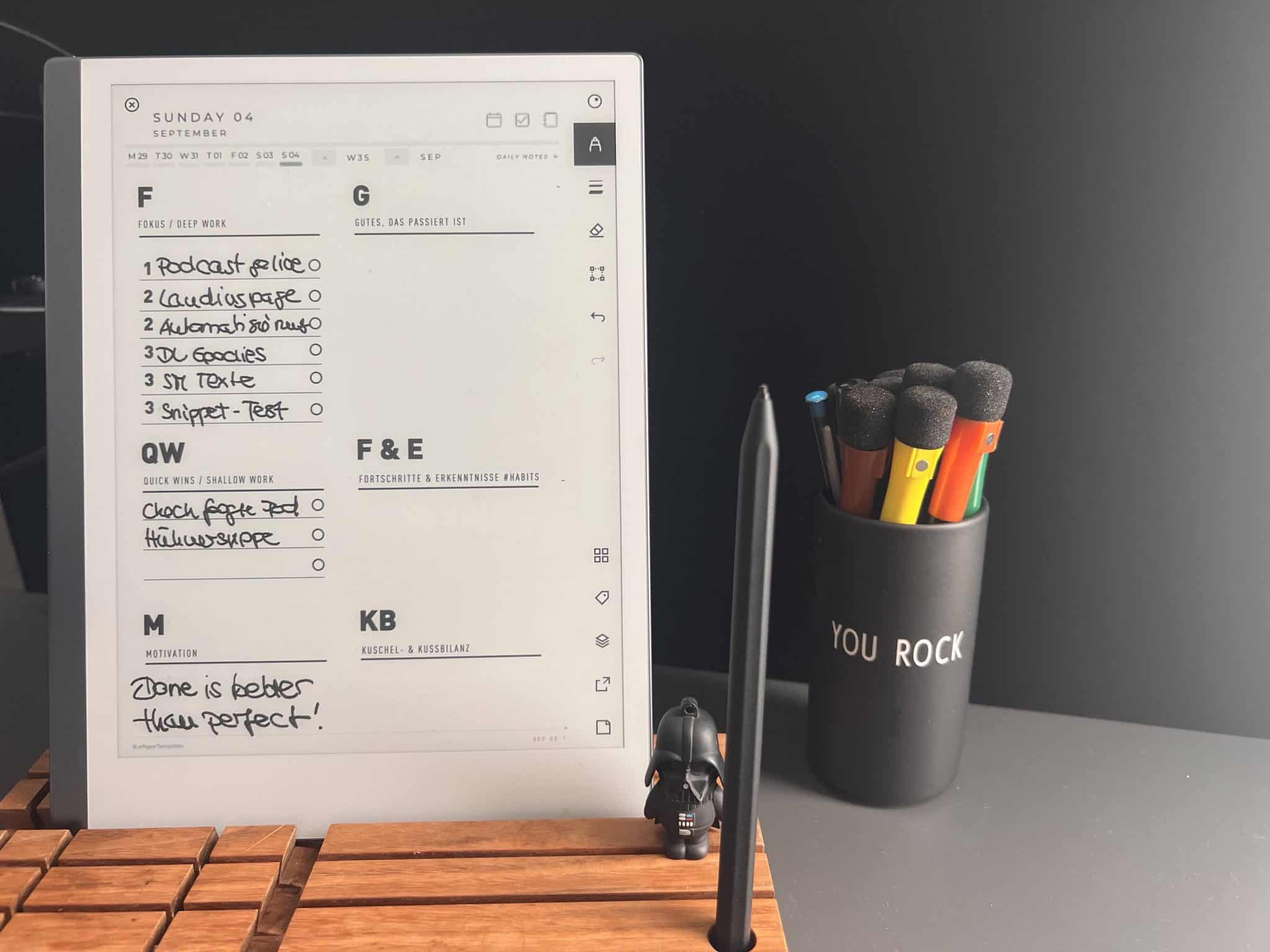 Anitras digitales ReMarkable-Notizbuch auf ihrem Schreibtisch mit ihrem 1-2-3-Tagesplaner