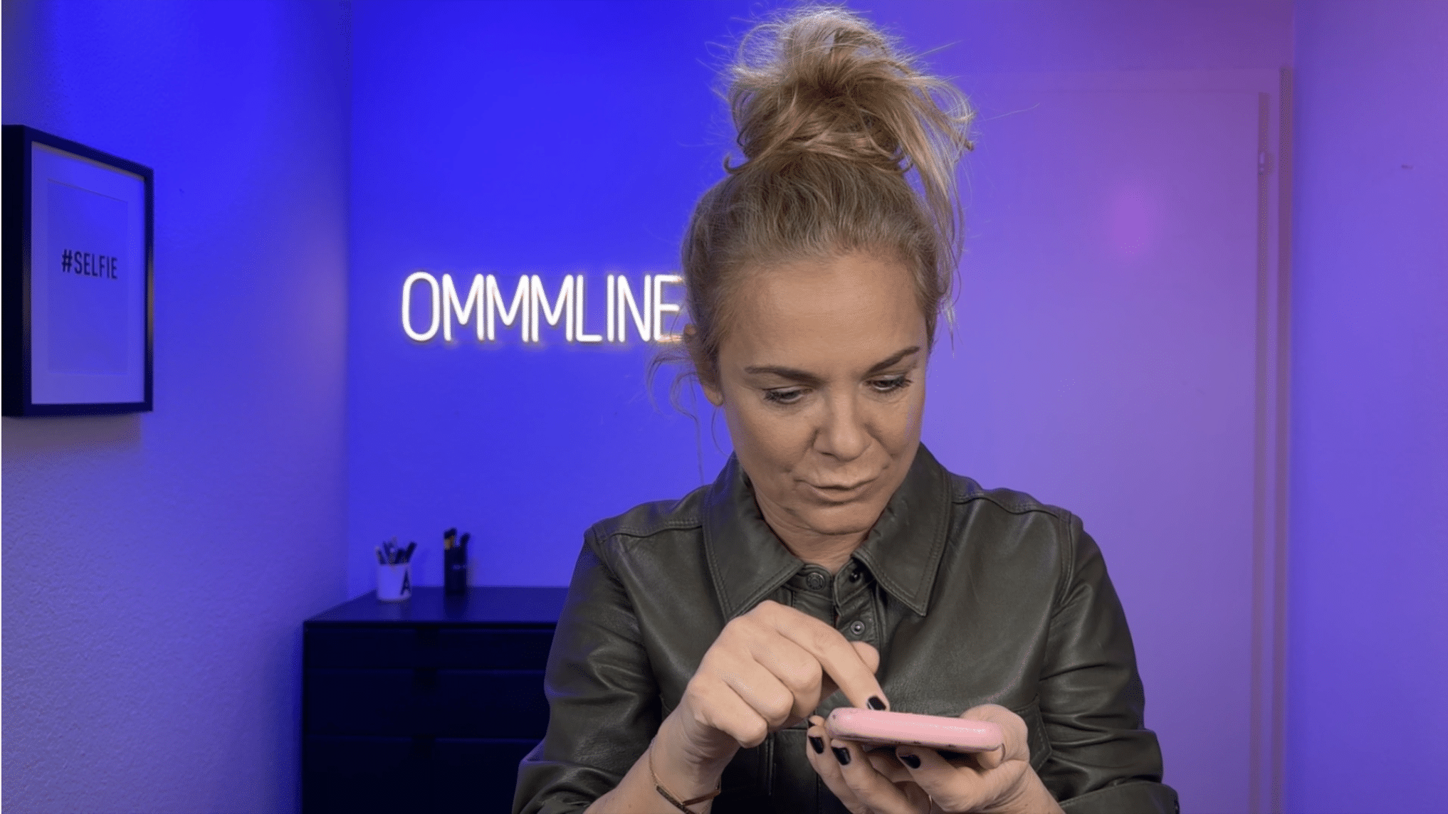 Smartphone-Zombie Soforthilfe: Digital-Detox-Pionierin Anitra Eggler imitiert den Sofortness-Smombie